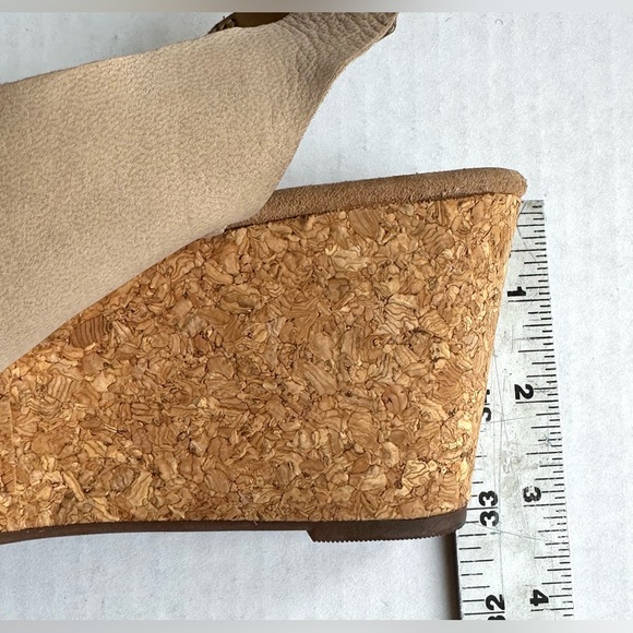 Clarks Tan Suede Cork Wedge Crossover Slingback Soft Cushion Boho Sandals Sz 8 - Picture 9 of 11